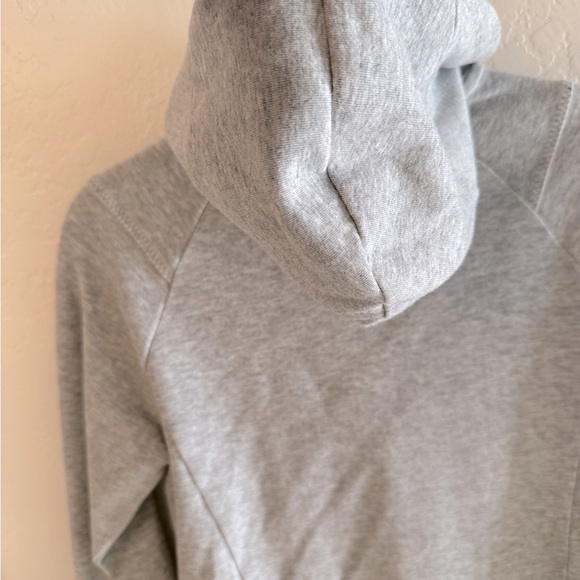 ASICS Athletic full zip up long sleeve top with pockets.
EUC Size Medium - Picture 5 of 14